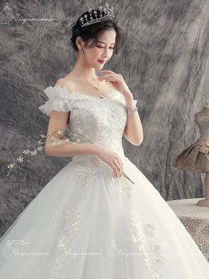 VC184 – Váy Cưới Công Chúa Trễ Vai Phồng Nhẹ Thêu Ren Hoa Rơi Cổ Điển