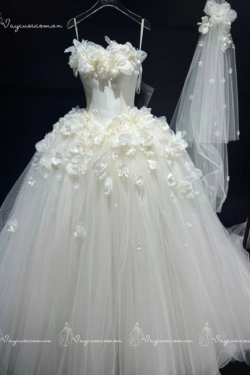 VC74 Váy Cưới Công Chúa Không Dây Đính Hoa 3D Kiểu Pháp 1