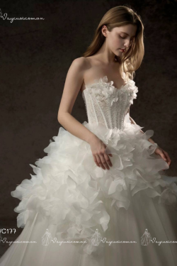 Vc177– Váy Cưới Công Chúa Corset Đính Hoa Nổi Và Tùng Ruffles Thả Thác Kiêu Kỳ
