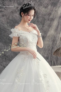VC184 – Váy Cưới Công Chúa Trễ Vai Phồng Nhẹ Thêu Ren Hoa Rơi Cổ Điển